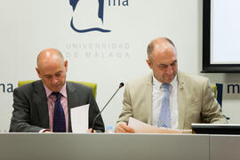 Fernando Jesús Ríos y Eugenio Luque en la presentación del logotipo y cartel conmemorativos del 50 Aniversario de la Facultad de Ciencias Económicas y Empresariales. Rectorado. Junio de 2014