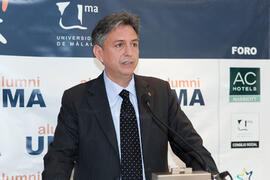 Juan Manuel Nieblas presenta a D. Juan José Sánchez Luque en su nombramiento como Alumno de Honor de la Universidad de Málaga. AC Málaga Palacio. Febrero de 2015