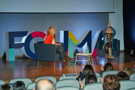 Cristina Mena "Dialogando" con Raquel Haro sobre "cómo convertir tus dramas en una bonita historia". Facultad de Psicología y Logopedia de la Universidad de Málaga. Febrero de 2022