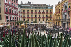 Tronos en el acto de la Hermandad de los Estudiantes en la Catedral. Plaza del Obispo, Málaga. Abril de 2022