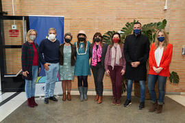 Foto de grupo previa a la conferencia "Dialogando" con Raquel Haro. Facultad de Psicología y Logopedia de la Universidad de Málaga. Febrero de 2022