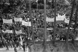 Málaga. Manifestación de júbilo por la decisión del Consejo de Ministros de dotar a la ciudad la Facultad de Ciencias Políticas Económicas y Empresariales ante el Gobierno Civil. Mayo de 1963