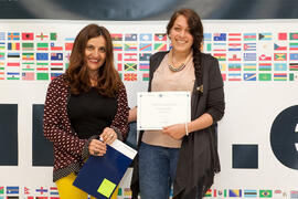 Esther García Vázquez con una alumna en su graduación. Centro Internacional de Español. Marzo de 2015