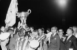 Málaga. Trofeo Costa del Sol. Entrega de la copa al FC Málaga. Estadio de la Rosaleda. Agosto de 1963