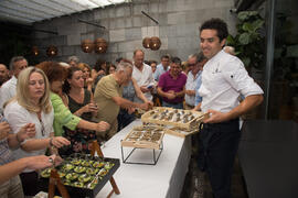 Showcooking en patio del Hotel Molina Larios. Curso "Ciencia y gastronomía. Desmontando leyendas urbanas". Cursos de Verano de la Universidad de Málaga. Málaga. Julio de 2019
