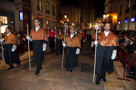 Integrantes de la Universidad de Málaga y otros representantes en el desfile procesional de la Hermandad de los Estudiantes. Málaga. Abril de 2014