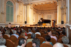Diego Rodríguez presenta el concierto de Paula Coronas homenaje a la Facultad de Económicas. Teatro María Cristina. Mayo de 2015