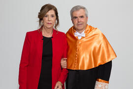 Retrato familiar de José Emilio Navas previo a su investidura como Doctor "Honoris Causa" por la Facultad de Ciencias Económicas y Empresariales de la Universidad de Málaga. Edificio del Rectorado. Abril de 2017