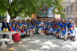 Foto de grupo tras la graduación y clausura del curso del Aula de Mayores de la Universidad de Málaga. Campus de Teatinos. Junio de 2018