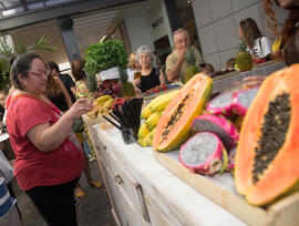 Showcooking en patio del Hotel Molina Larios. Curso "Ciencia y gastronomía. Desmontando leyendas urbanas". Cursos de Verano de la Universidad de Málaga. Málaga. Julio de 2019