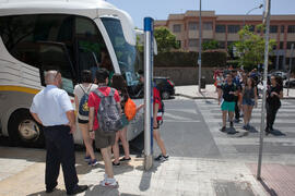 Alumnos subiendo al autobús. Salida desde el Campus de El Ejido. Aventura Amazonia Marbella. Olimpiada Española de Economía, Fase Nacional. Calle Miguel Bueno Lara. Málaga. Junio de 2015