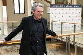 Miguel Ríos momentos previos a su conferencia "La música como testimonio de la Transición" del ciclo "Historia, documentos y sociedad". Edificio del Rectorado. Abril de 2019