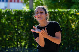 Intérprete de signos. Conferencia "Dialogando" con Theresa Zabell. Jardín Botánico de la Universidad de Málaga. Mayo de 2021