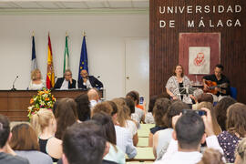 Actuación de Raquel Framit y Daniel Mora en la graduación de alumnos del CIE-UMA el Día del Español. Centro Internacional de Español de la Universidad de Málaga. Junio de 2016