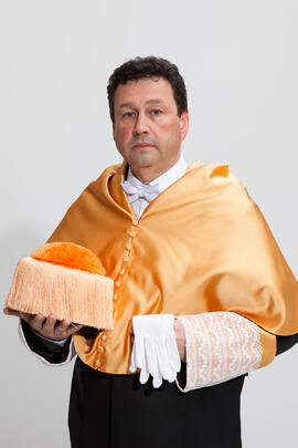 Retrato de Manuel Molina Lozano antes de su investidura como Doctor "Honoris Causa" por la Facultad de Turismo de la Universidad de Málaga. Rectorado. Abril 2016