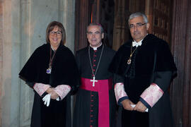 Adelaida de la Calle y Antonio Ramírez de Arellano junto al Obispo de Málaga, Jesús Catalá, dentro de los actos del desfile procesional de la Hermandad de los Estudiantes. Málaga. Abril de 2014