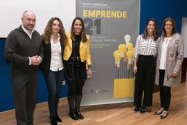 Foto de grupo previa al seminario "Emprende 21" con Míriam García y Sara Carmona. Paraninfo. Noviembre de 2017