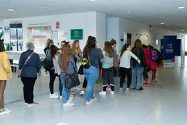 Cola para entrar a la conferencia "Dialogando" con Ousman Umar. Facultad de Estudios Sociales y del Trabajo. Marzo de 2020