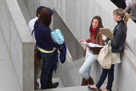 Alumnas de la Universidad de Málaga. Campus de Teatinos. Marzo de 2012