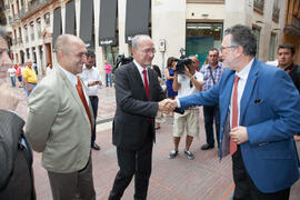 Llegada del alcalde a la inauguración de la exposición "Málaga, 50 años de la Facultad de Económicas". Calle Larios. Junio de 2015