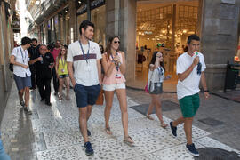 Visita guiada por el centro histórico. Olimpiada Española de Economía, Fase Nacional. Calle Santa María. Málaga. Junio de 2015