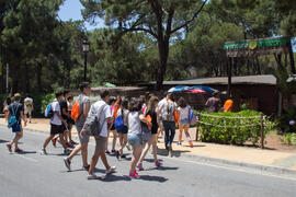 Alumnos entrando al parque. Aventura Amazonia Marbella. Olimpiada Española de Economía, Fase Nacional. Marbella. Junio de 2015