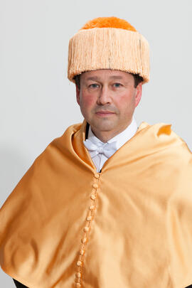 Retrato de Manuel Molina Lozano antes de su investidura como Doctor "Honoris Causa" por la Facultad de Turismo de la Universidad de Málaga. Rectorado. Abril 2016