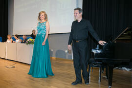 Actuación de la soprano Ascensión Padilla, acompañada al piano por Ernesto Gabaldón. Graduación y clausura del curso del Aula de Mayores de la Universidad de Málaga. Campus de Teatinos. Junio de 2018