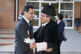 Juan Manuel Moreno y José Ángel Narváez momentos previos a la imposición de la Medalla de Oro de la Universidad de Málaga a Junta de Andalucía, Diputación Provincial de Málaga y Ayuntamiento de la capital. Paraninfo. Noviembre de 2023