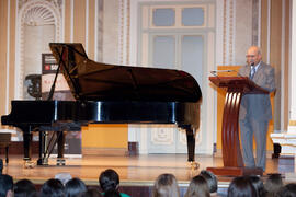 Diego Rodríguez presenta el concierto de Paula Coronas homenaje a la Facultad de Económicas. Teatro María Cristina. Mayo de 2015