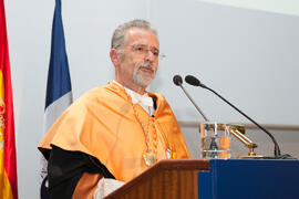 Lázaro Rodríguez Ariza en la imposición de la Medalla de Oro de la Universidad de Málaga a la Universidad de Granada. Paraninfo. Diciembre de 2016