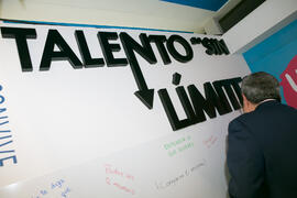 José Ángel Narváez firma en el mural de estand de UMA Convive. Jornadas de Puertas Abiertas de la Universidad de Málaga. Complejo Polideportivo Universitario. Abril de 2018
