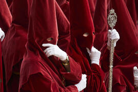Penitentes. Acto de la Hermandad de los Estudiantes en la Catedral. Plaza del Obispo, Málaga. Abril de 2022