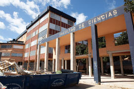 Obras en la fachada de la Facultad de Ciencias. Campus de Teatinos. Abril de 2019