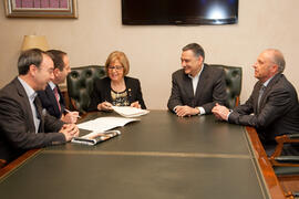 Firma de convenio entre la UMA y el Diario Sur para la difusión del Archivo Fotográfico Histórico UMA sobre la Semana Santa malagueña. Edificio del Rectorado. Febrero de 2014