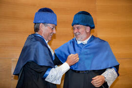 Miguel Delibes de Castro y padrino, Mario Vargas en su investidura como Doctor "Honoris Causa" por la Facultad de Ciencias de la Universidad de Málaga. Rectorado. Junio de 2014