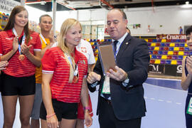 Manuel Jesús Barón entrega el trofeo a la tercera clasificada en la categoría femenina. Ceremonia de clausura del Campeonato del Mundo Universitario de Balonmano. Antequera. Julio de 2016