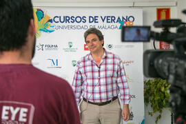 Francisco Lorenzo en photocall. Curso "El aceite de oliva, salud, cultura y riqueza de los pueblos mediterráneos". Cursos de Verano de la Universidad de Málaga. Vélez Málaga. Julio de 2018