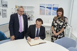 José Carlos Gómez Villamandos firma el libro de firmas de la nueva facultad de Psicología y Logopedia de la Universidad de Málaga. Campus de Teatinos. Octubre de 2022