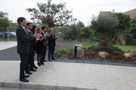 Ernesto Pimentel y José Ángel Narváez con la familia del homenajeado. Homenaje en recuerdo del profesor José María Troya. Escuela Técnica Superior de Ingeniería Informática. Octubre de 2016