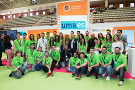 José Ángel Narváez, José Francisco Murillo y Juan Francisco Gutiérrez con el personal voluntario en las Jornadas de Puertas Abiertas de la Universidad de Málaga. Complejo Polideportivo Universitario. Abril de 2018