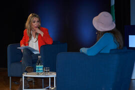 Cristina Mena "Dialogando" con Raquel Haro sobre "cómo convertir tus dramas en una bonita historia". Facultad de Psicología y Logopedia de la Universidad de Málaga. Febrero de 2022