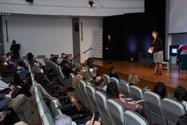 Luisa María Gómez del Águila presenta la conferencia "Dialogando" con Raquel Haro. Facultad de Psicología y Logopedia de la Universidad de Málaga. Febrero de 2022