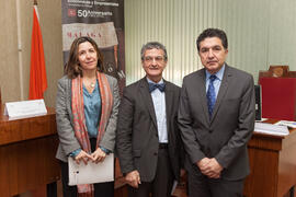 Foto de grupo previa a la mesa de trabajo "Competitividad con rostro humano", durante la jornada del II Día de la Economía Andaluza. Facultad de Ciencias Económicas y Empresariales. Febrero de 2015