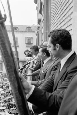 Autoridades en el balcón del Gobierno Civil en la manifestación con motivo de la concesión de una universidad a Málaga. Noviembre, 1971.