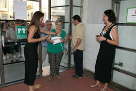 Llegada de asistentes. Actuación solidaria "La Chirigota del Selu". Cursos de Verano de la Universidad de Málaga. Vélez-Málaga. Julio de 2019