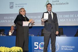 José Ángel Narváez y Juan Manuel Moreno. Imposición de la Medalla de Oro de la Universidad de Málaga a la Junta de Andalucía. Paraninfo. Noviembre de 2023