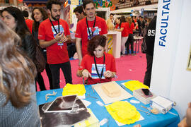 Estand de la Facultad de Medicina. Jornadas de Puertas Abiertas de la Universidad de Málaga. Complejo Polideportivo Universitario. Abril de 2016
