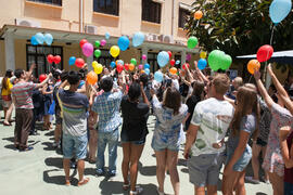 Suelta de globos en la fiesta del Día del Español. Centro Internacional de Español de la Universidad de Málaga. Junio de 2016
