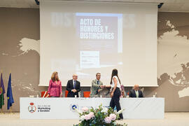 Entrega del Premio Extraordinario al Mejor Trabajo Fin de Grado en Marketing e Investigación de Mercados a María del Pilar Herbella Narváez. Campus de Teatinos. Junio de 2025